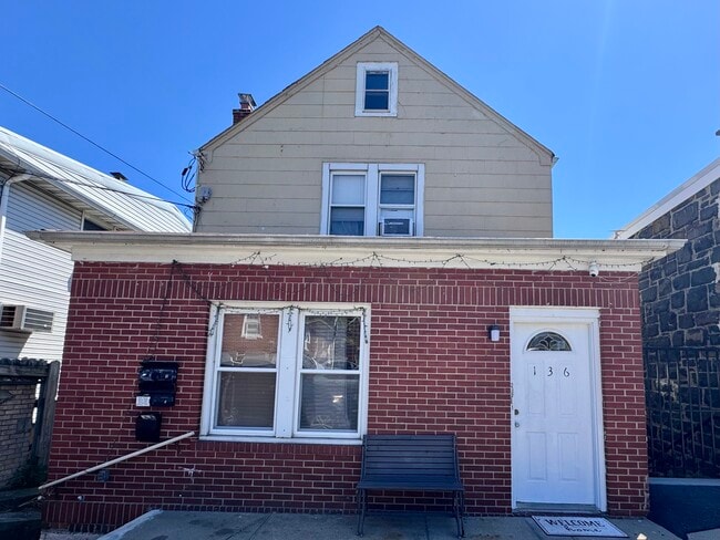 Building Photo - 136 Rothwell Ave Unit 136 apt 2
