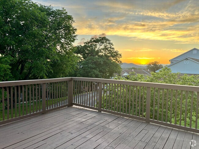Building Photo - Brentwood/Crieve Hall end unit Condo -avai...