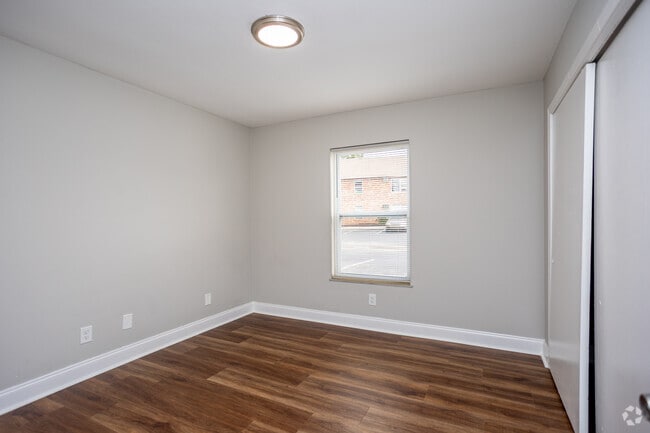 2BR, 1BA - 1,000SF - Second Bedroom
