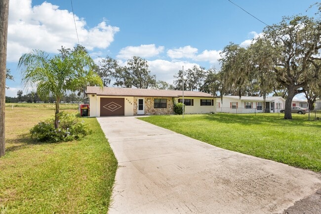 Building Photo - 4704 Queen Palm Dr Rental