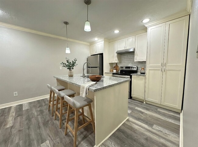 Building Photo - 7313 Gulf Fwy Unit 903