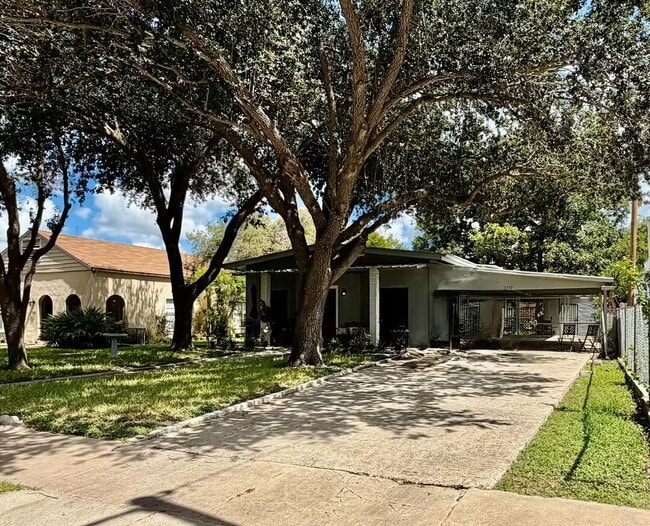 Photo - Beautiful and cozy single family home located in the Mcallen Arts District - AVAILABLE SEPTEMBER 1st