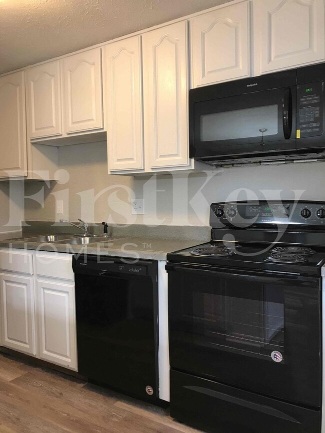 Photo - 1324 Lansdowne Rd