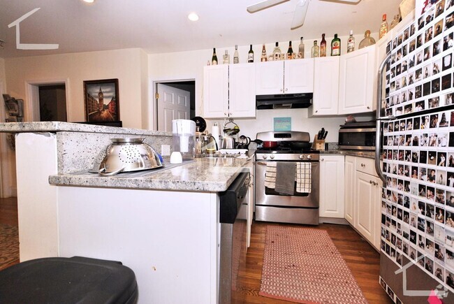 Building Photo - 9/1 Updated Egmont St 3BR w/large bedrooms... Rental