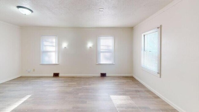 710 E Ave F