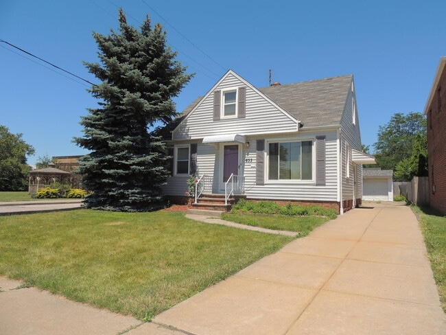Building Photo - 3 Bed - 2 Full Bath Cape Cod for Rent in E... Rental