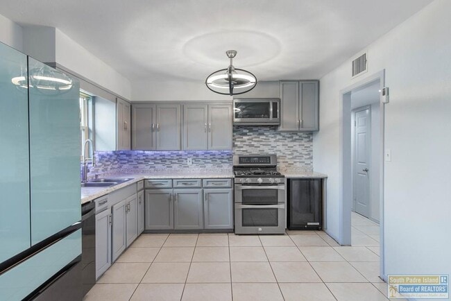 Photo - 221 E Adams St