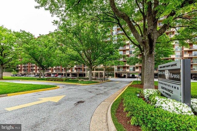 Building Photo - 1300 Army Navy Dr Unit 816 Rental