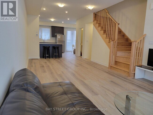 Photo - 1695 Dersan St