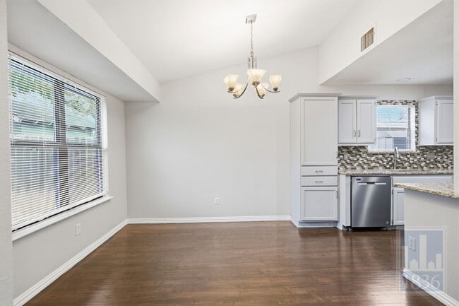 Photo - 401 Oakridge Pass