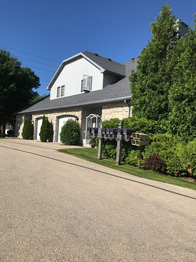 Building Photo - 2457 N Lynndale Dr