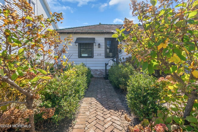 Photo - 210 Roosevelt Ave