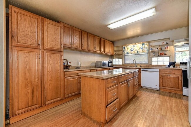 Photo - Spacious 5 bedroom home in Carmichael