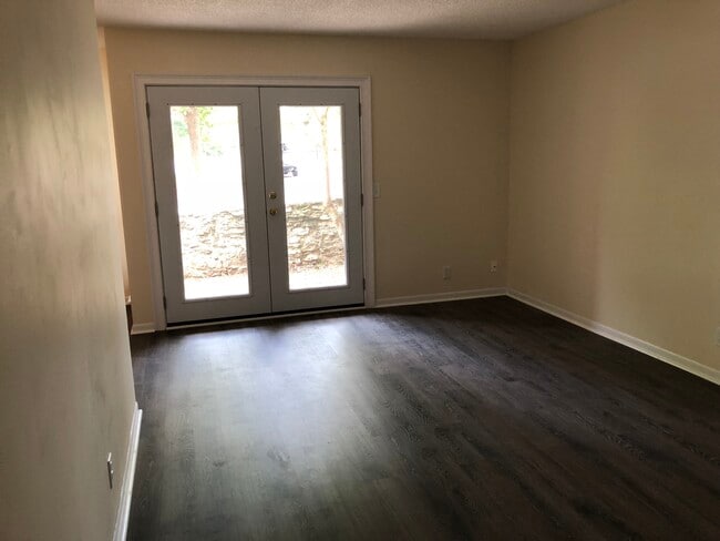 Living Room and Patio Doors - 515 Basswood Ave Unit L112