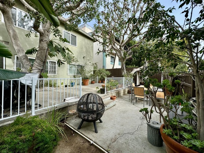 Photo - Steps from the famous Venice Boardwalk Unit 127 Vista Pl 05 ACTIVE