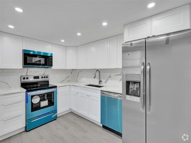 Building Photo - 3700 Oaks Clubhouse Dr