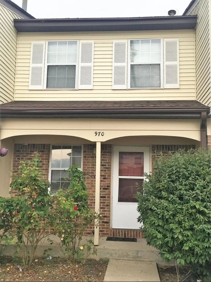 Spacious 2 bedroom townhome available! - Spacious 2 bedroom townhome available!