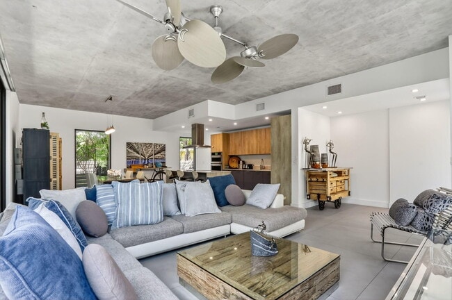 Photo - 925 NE 6th St Townhome