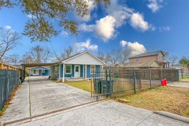 Building Photo - 2505 Deutser St