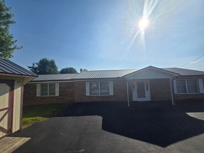 **Charming 3-Bed, 2-Bath Duplex Apartment ... - **Charming 3-Bed, 2-Bath Duplex Apartment ...