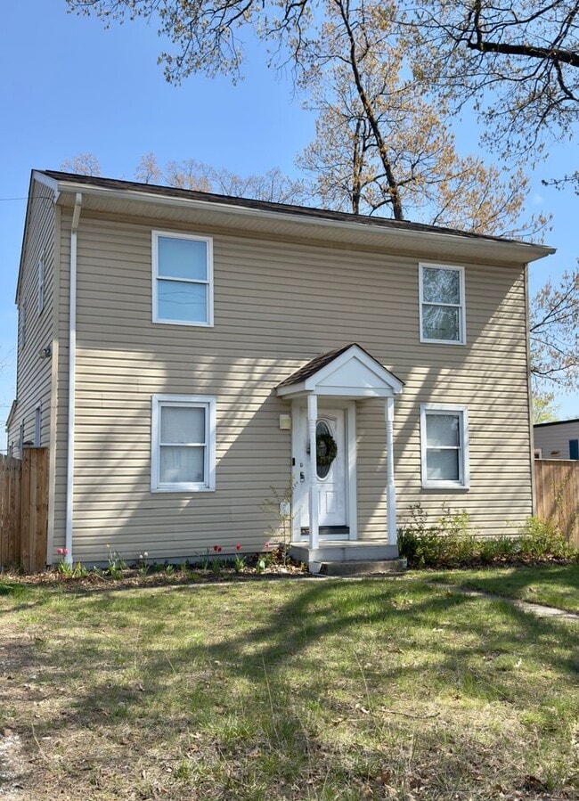 Building Photo - Charming 5 Bedroom/2 Bathroom Home with Large Backyard in Essex, MD!