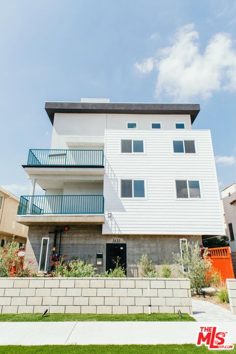 Building Photo - 1431 S Sherbourne Dr Unit 3 Rental