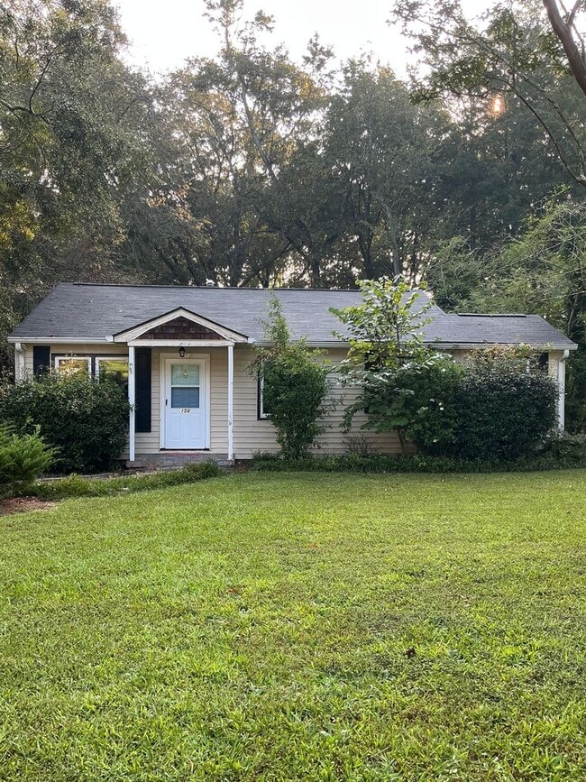 Building Photo - 2 Bedroom / One bathroom house!
