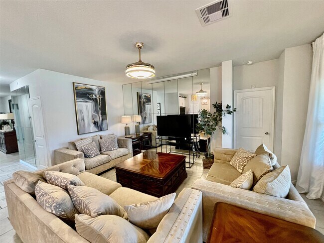 Photo - 1916 Thorndyke Ln