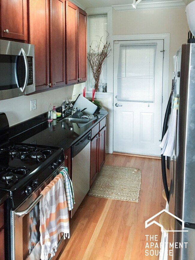 Photo - 4865 N Hermitage Ave Unit 3W