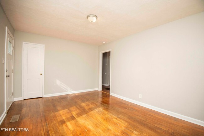 Photo - 1039 Oglewood Ave