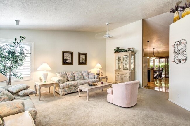 Photo - 525 Ridgeview Dr