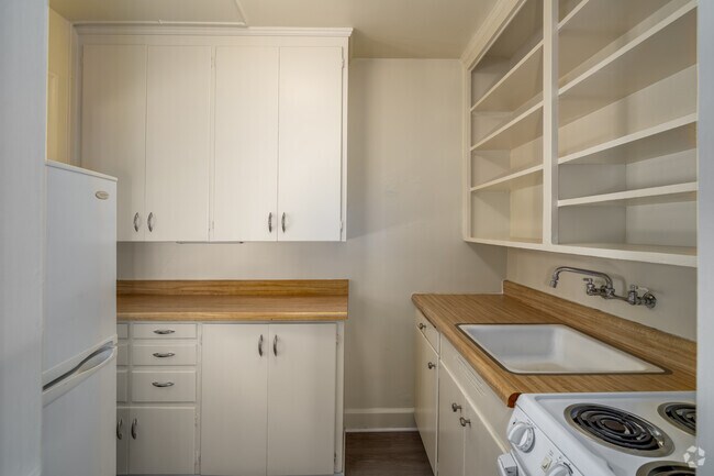 1BR, 1BA - 600SF - Kitchen