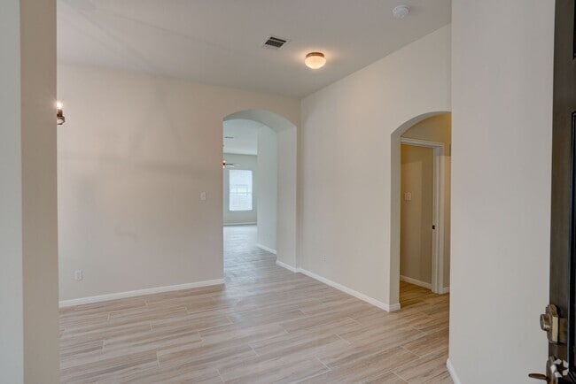 Building Photo - Cozy 3-Bedroom, 2-Bathroom Single Family H... Rental