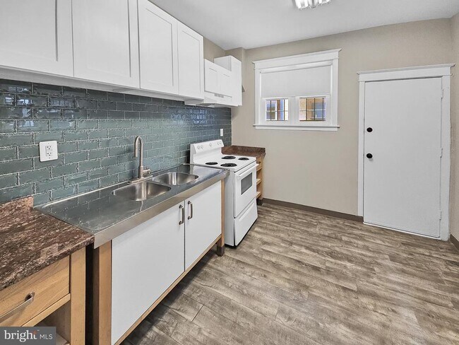 Photo - 2005 Mercy St