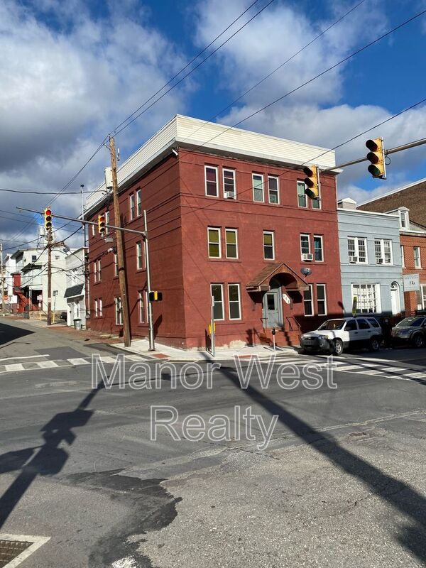 Building Photo - 218 W Market St Rental