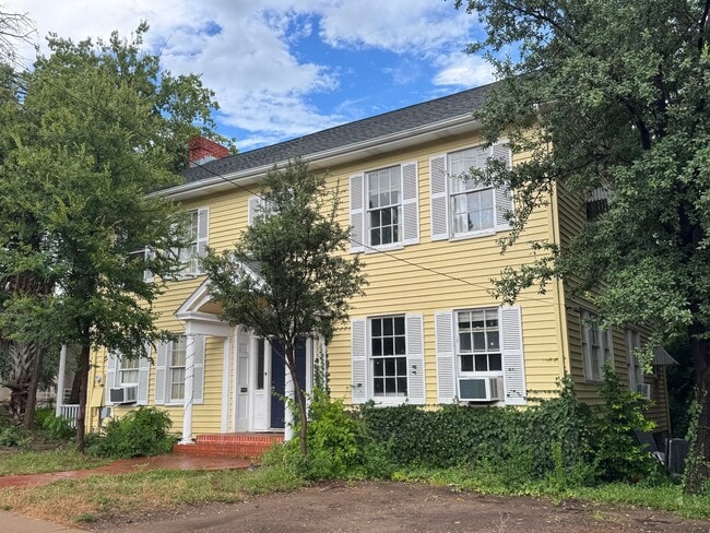 Photo - Amazing 7 bed in west Campus for Aug 2026