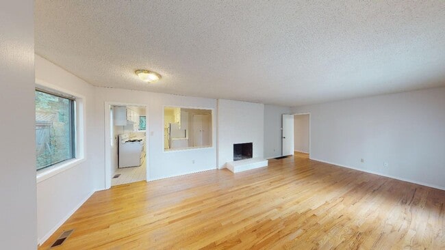 Photo - Lake Oswego/ Palisades - Hardwoods, Finished Daylight Basement, Pet Friendly