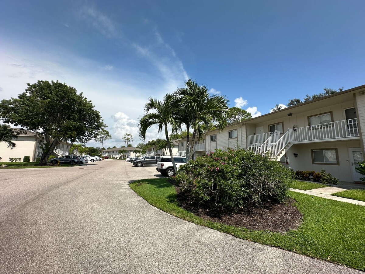 ANNUAL RENTAL - 3 BED / 2 BATH AT NAPLES T... - ANNUAL RENTAL - 3 BED / 2 BATH AT NAPLES T... Unit 8