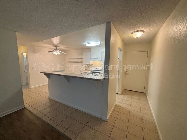 Photo - 466 Crescent St Unidad 207