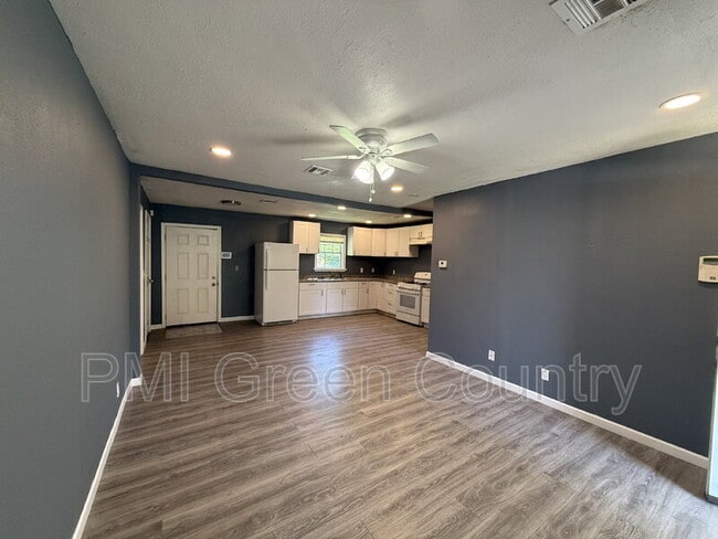 Photo - 859 E 52nd St N