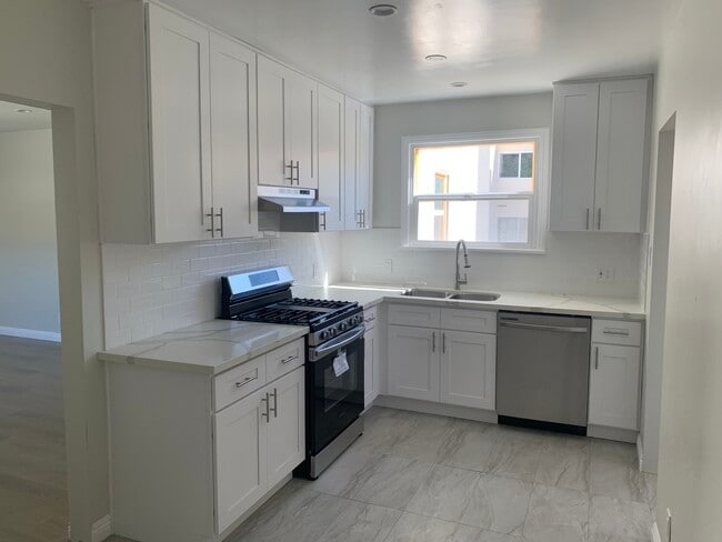 Building Photo - 414 E Stocker St Unit 414 12 Rental