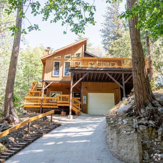 Building Photo - Stunning Lodge Near Beautiful Lake Gregory Rental