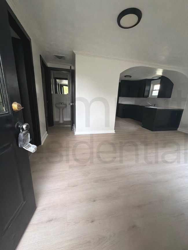 Building Photo - 3 Bedroom 1 1/2 Bathroom Home in Greenwich!!