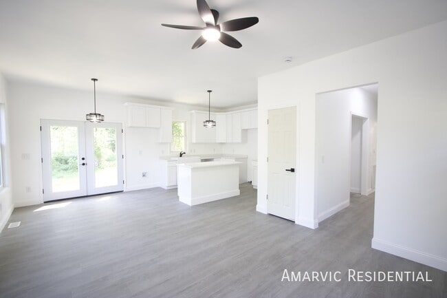 Photo - 621 Singletary St SE