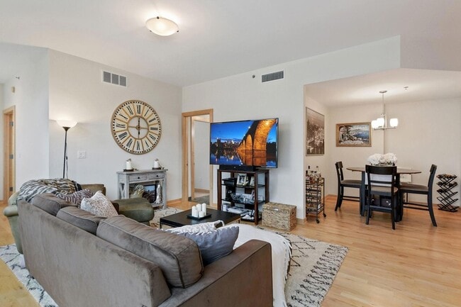 Photo - 215 10th Ave S