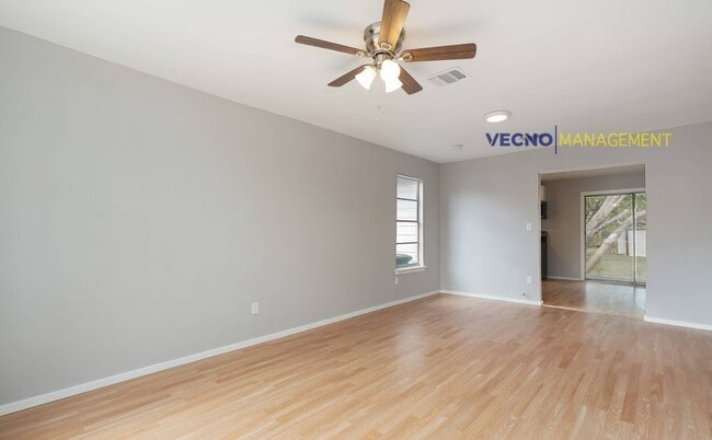 Photo - 435 W Bedford Ave