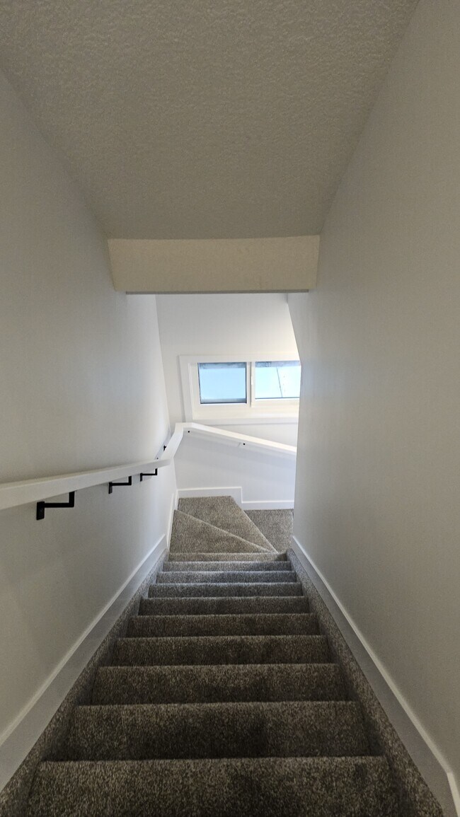 Photo - 18120-18128 28 Ave SW