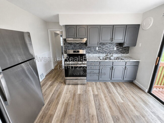 Photo - 830 Loekes Dr