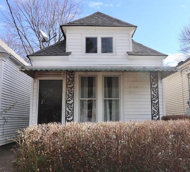 Building Photo - 2 bedroom Bungalow!  LEASING SPECIAL - sign a 13-month lease by 7/31/2026 and second month is free!