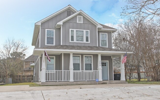 Building Photo - One Block to A&M! Kyle Field walking distance! Newly remodeled, all appliances, 5 bd/4 bth across...